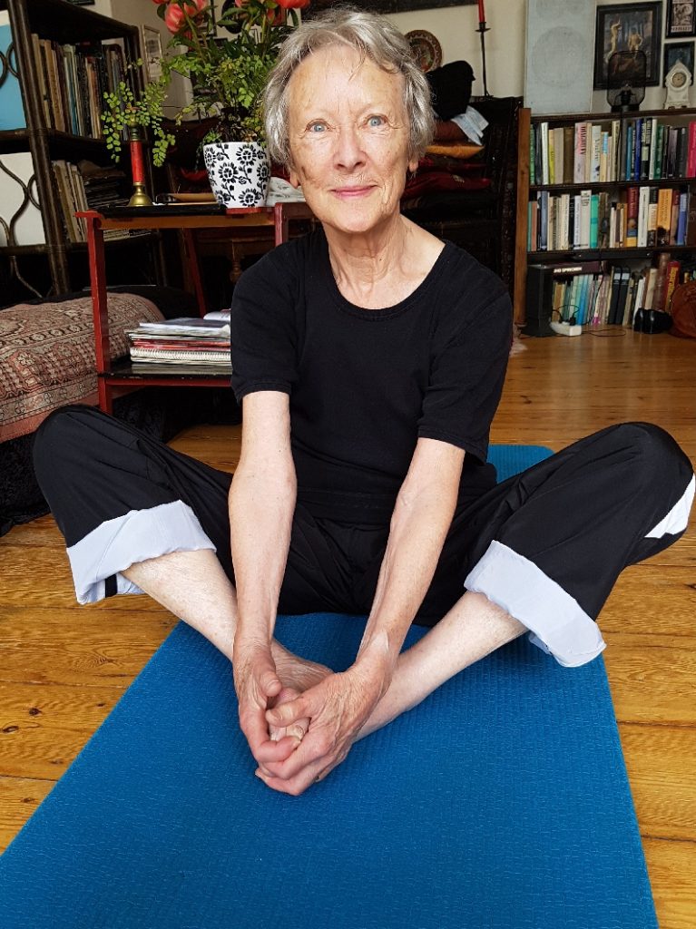 Meine Mutter kurz bevor ihren 81. Geburtstag. Sie macht mindestens jeden zweiten Tag meine u00dcbungen. / Meet my mum, just before her 81st birthday here. She does my exercises at least every second day.