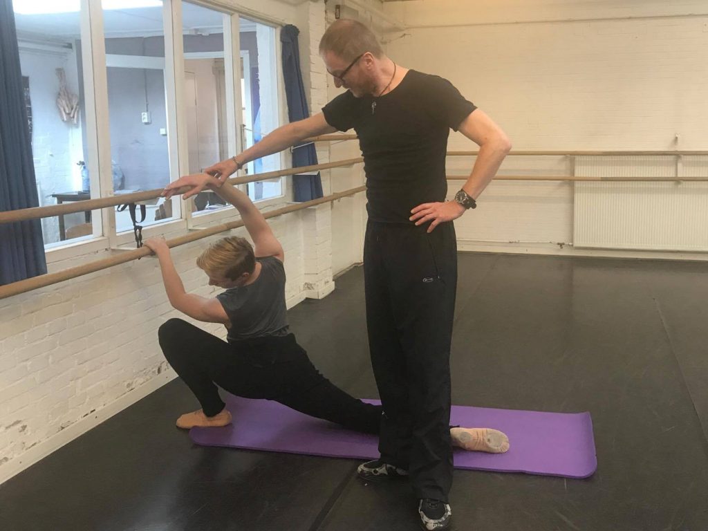 Auch Tu00e4nzer mu00fcssen Ihren Psoas Muskel dehnen / Even dancers need to stretch their psoas-muscle!